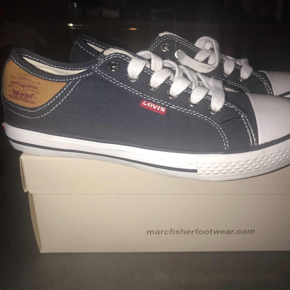 Brand New Levis sneakers  🙌🏽 Price went down